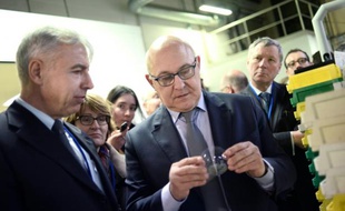 Le ministre des Finances, Michel Sapin, lors d'une visite le 23 février 2015 à Bazainville, à l'ouest de Paris, dans la société Krys, bénéficiaire du Crédit d'impôt compétitivité emploi (CICE)