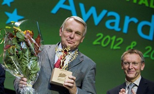 Le maire de Nantes, Jean-Marc Ayrault, reçoit le prix de Capitale verte européenne, le 21 octobre 2010 à Stockholm.