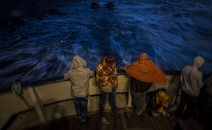 Des migrants soudanais et bengalis à bord d'un bateau de secours de l'ONG Open Arms.