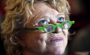 L'ex-candidate à l'élection présidentielle Eva Joly (EELV) a été chahutée mardi par des partisans du candidat UMP aux législatives et ex-ministre du Travail Eric Woerth devant sa mairie de Chantilly, où elle avait convoqué la presse, selon un correpondant de l'AFP.