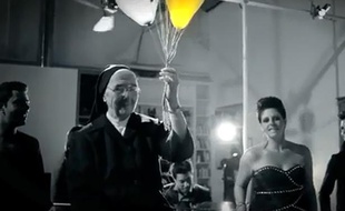 Capture d'écran de la vidéo enregistrée par des candidats de télé-réalité contre l'illettrisme.