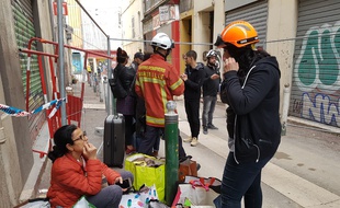 Une mère et sa fille discutent après avoir pu entrer dans leur appartement rue Jean-Roque à Marseille