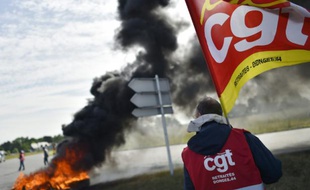 Feu de pneus devant la raffinerie Total de Donges (Loire-Atlantique), le 7 juin 2016