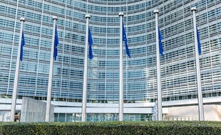 La Commission européenne a sensiblement relevé ses prévisions de croissance 2021 et 2022 pour la zone euro.