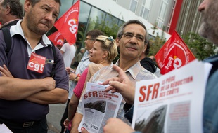Des syndicats de SFR manifestent en 2016 après l'annonce du plan de départs volontaires.