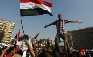 Des milliers d'Egyptiens manifestaient mardi au Caire pour dénoncer le "coup constitutionnel" des militaires au pouvoir, qui viennent de s'octroyer de vastes prérogatives leur permettant de rester aux commandes quelle que soit l'issue de l'élection présidentielle.