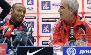 Thierry Henry et Raymond Domenech en conférence de presse à Belgrade (Serbie), mardi 8 septembre 2009, à la veille d'un match décisif pour la qualification au mondial 2010.
