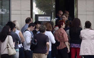 Des habitants de Sofia font la queue devant une filiale de la First Investment Bank à Sofia le 27 juin 2014