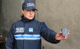 Un policier municipal présente une caméra-piétons.