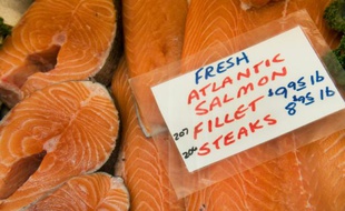 Du saumon Atlantique en vente dans un marché de Washington, le 31 juillet 2009