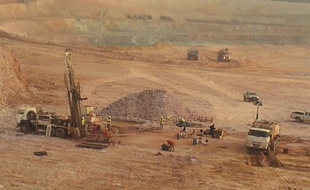 Illustration de l'exploitation d'une mine d'or