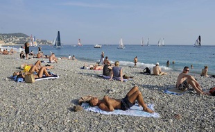 Des Niçois profitent de la chaleur exceptionnelle sur une plage, le 30 septembre 2011.