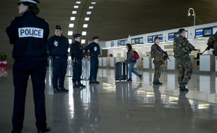 Policiers et militaire à l'aéroport Charles de Gaulle.