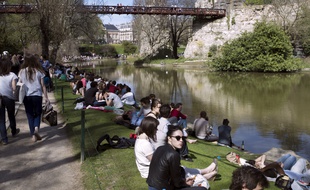 Parc des Buttes Chaumont à Paris, en 2013, illustration.