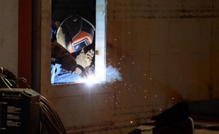 Ils façonnent des tuyaux de gaz, des pièces d'avion ou encore des rambardes: l'industrie cherche, en vain, des milliers de soudeurs. Plus qu'une crise des vocations, ce cas non isolé de "pénurie" durable soulève la question de la formation.