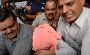 La presse indienne réagissait dimanche avec colère à la condamnation à trois années de prison d'un adolescent pour sa participation au viol collectif d'une étudiante à New Delhi, tandis que l'opposition réclamait un durcissement des sanctions pour les mineurs.