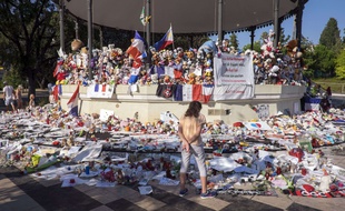 Des fleurs et des mots en hoimmage aux victimes de l'attentat du 14 juillet sur la Promenade des Anglais, dans le jardin Albert Ier à Nice, le 28 juillet 2016.