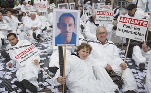 Rassemblement des victimes de l'amiante et de l'association Andeva contre l'abandon des poursuites dans le cadre du procès de l'amiante en France devant le Pôle Santé à Paris le 6 novembre 2013.