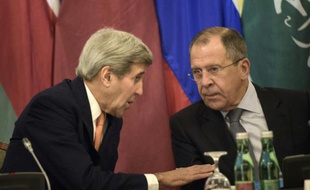 Le secrétaire d'Etat américain John Kerry (g) et son homologue russe Sergueï Lavrov, le 30 octobre 2015 à Vienne lors des discussions sur le conflit syrien