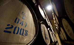 Des tonneaux de whisky dans une distillerie en Angleterre, le 2 décembre 2009