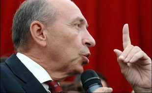 La politique d'ouverture à gauche du président Nicolas Sarkozy, "c'est bien joué", estime lundi dans un entretien au Figaro Gérard Collomb, maire PS de Lyon, qui demande aux dirigeants de son parti de "réfléchir à une rénovation en profondeur du PS, aujourd'hui indispensable".