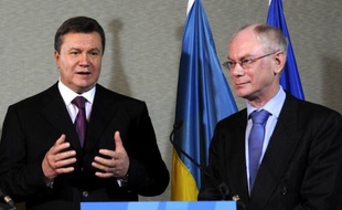 L'UE a paraphé vendredi un important accord d'association avec l'Ukraine après plusieurs mois de brouille, un geste destiné à éviter que Kiev ne se tourne trop vers Moscou même si le réchauffement concret des relations reste conditionné au sort de l'opposante Ioulia Timochenko.