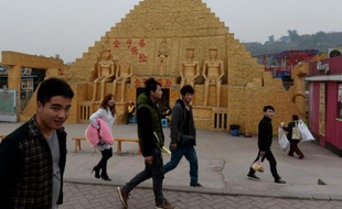La copie d'une pyramide dans un parc à thème de Chongqing, en Chine, le 21 février 2014