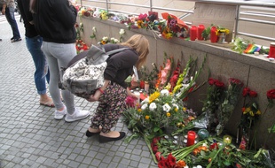 Des Munichois rendent hommage aux victimes au lendemain de la fusillade qui a fait au moins 9 morts dans le centre commercial Olympia, le 23 juillet 2016 à Munich.