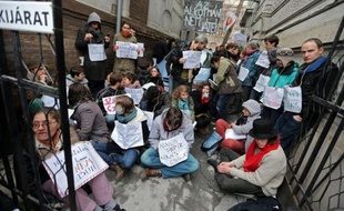 Plusieurs dizaines de manifestants ont occupé jeudi la cour du siège du parti conservateur hongrois au pouvoir Fidesz, sans arriver à pénétrer dans le bâtiment lui-même, pour protester contre les prochaines modifications de la nouvelle Constitution hongroise.