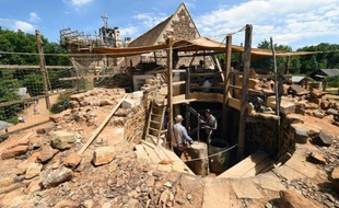 Une des tours en construction du château fort de Guédelon, bâti avec les techniques du XIIIe siècle, à Treigny, dans l'Yonne, le 15 juillet 2014