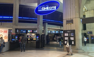 Dans le hall de l'UGC Ciné Cité Les Halles, le lundi 22 juin 2020, le jour de la réouverture des cinémas après 100 jours de fermeture en raison de la crise du coronavirus.