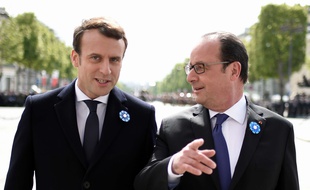 Emmanuel Macron et François Hollande le 8 mai 2017 à Paris.