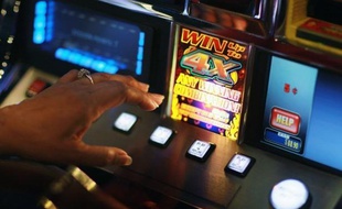 Une joueuse a remporté dimanche en fin d'après-midi la somme de 4.522.674 euros sur une machine à sous du casino La Siesta (groupe Joa), à Antibes (Alpes-Maritime), avec une mise de 1,5 euro, ont annoncé lundi les organisateurs du "Magic Casinos Jackpot".