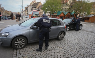 Des contrôles policiers à Strasbourg lors du marché de Noël après la mise en place de l'état d'urgence suite aux attentats du 13 novembre 2015. (Archives)