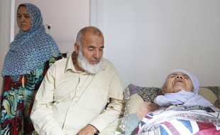 Bibihal Uzbekin, une réfugiée afghane de 106 ans, avec sa famille.