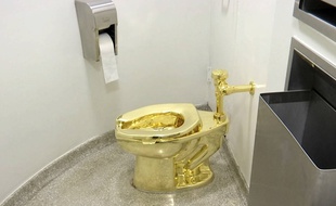 Les WC «America» de Maurizio Cattelan au musée Guggenheim de New York en 2016
