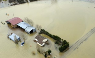 Vue aérienne prise le 3 mars 2010 du village inondé de L'Aiguillon-sur-Mer 4 jours après la tempête Xynthia
