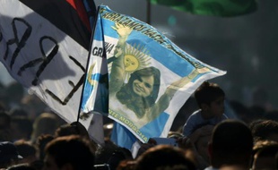 Des partisans de la présidente argentine rassemblés devant le palais présidentiel à Buenos Aires, le 9 décembre 2015