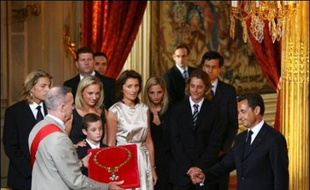 Une page de la Vè République s'est tournée mercredi avec le départ de l'Elysée de Jacques Chirac au bout de douze ans de mandat, et la prise de fonctions de son héritier rebelle Nicolas Sarkozy, élu le 6 mai à la tête de l'Etat.