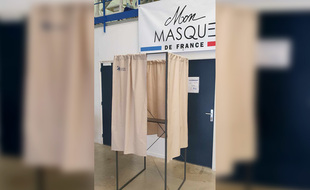 Le rideau virucide fabriqué par «Mon masque de France».