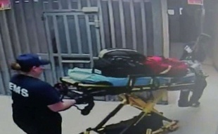 Image extraite de la vidéosurveillance montrant deux agents sortant le corps de Sandra Bland de sa cellule.