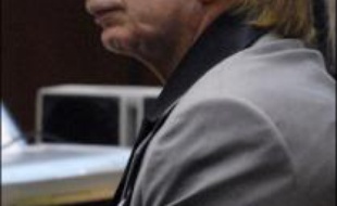 Deux nouvelles femmes ont affirmé mercredi que Phil Spector les avait menacées avec une arme, portant à quatre le nombre de témoignages de ce type produits par l'accusation dans le procès à Los Angeles du producteur de musique, accusé du meurtre d'une ancienne actrice.