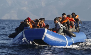 Des migrants sur un canot entre le Turquie et la Grèce