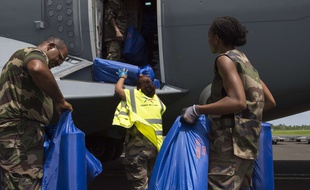 Des militaires viennent aux aides aux sinistrés de Saint-Martin.