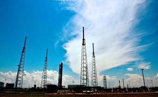 Un problème de moteur de la fusée Falcon 9 de la société américaine SpaceX a empêché à la dernière seconde samedi matin le lancement très attendu de Floride vers la Station spatiale internationale (ISS) de sa capsule Dragon, a indiqué Elon Musk, fondateur et PDG de SpaceX