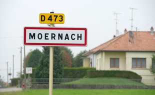 Moernach, le 4 septembre 2014. Photo prise du panneau du village où un adolescent aurait tué sa soeur et poignardé son frère.