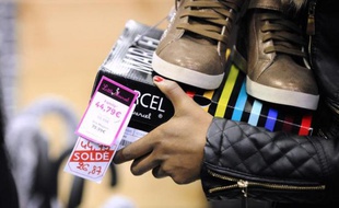 Une femme achète une paire de chaussures à Talange en Lorraine, au premier jour des soldes dans ce département, le 2 janvier 2015