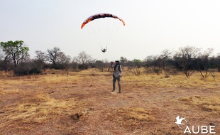 Julien Lerch en plein test de son drone en milieu sauvage, dans un territoire du Niger, en Afrique.