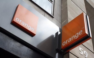 Le groupe France Télécom-Orange a annoncé jeudi qu'il entendait recruter 4.000 personnes en France dans les trois prochaines années (2013-2015), des chiffres qui ne compenseront toutefois pas les quelque 9.000 départs attendus sur la période.
