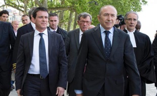 Seize élus socialistes, parmi lesquels l'ancien ministre, Daniel Vaillant, et le maire de Lyon, Gérard Collomb, publient dans le Journal du dimanche une tribune saluant l'action de Manuel Valls contre les campements illicites de Roms.